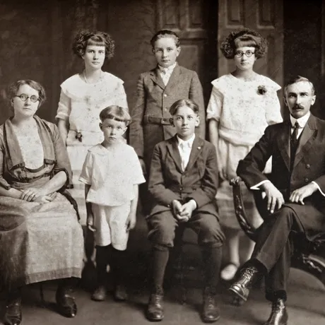 De ce oamenii nu zâmbeau niciodată în fotografii, în urmă cu 100 de ani. Care e motivul bizar