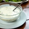 Rețeta răcoritoare de supă rece de iaurt și castraveți în stil bulgăresc. E simplă, rapidă și perfectă pentru vară