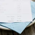 O turistă a cerut ouăle mai bine făcute, iar ospătarul i-a lăsat un mesaj pe bon. „Am crezut că e o glumă”
