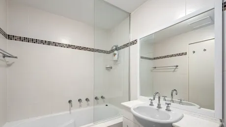 (P) Alegerea dulăpiorului de baie și a oglinzii pentru mai mult spațiu și stil