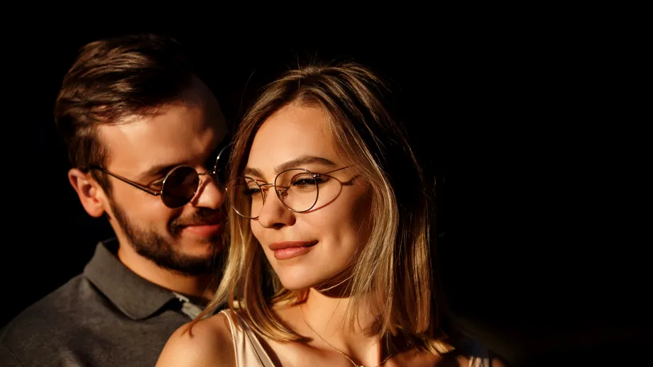 Bărbații bogați preferă femeile cu sânii mici, iar cei săraci pe cele cu sânii mari