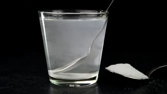 Testul paharului cu apă și sare. Cum poți să verifici „energia casei”