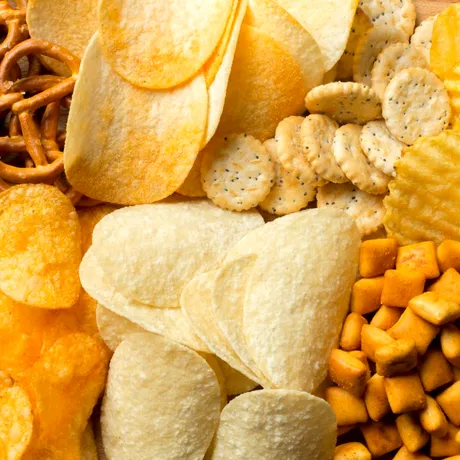 Rețete celebre născute din greșeli: povestea chipsurilor, a înghețatei pe băț și a altor bunătăți