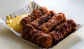 Ingredientul din mici care provoacă balonare: de ce te simți umflat(ă) după grătar