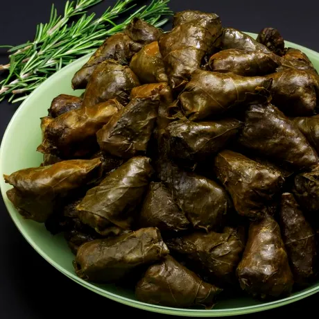 Câte frunze de viță se folosesc la 1kg de carne când faci sarmale. Raportul corect să nu-și piardă suculența