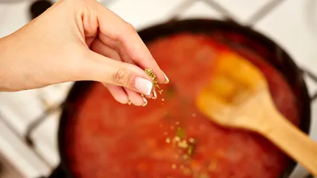 Ingredientul pe care să-l adaugi neapărat în sosul de roșii pentru paste! Va avea un gust unic