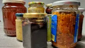 Bacteria fatală din cămară – cum îți dai seama că borcanele cu dulceață sau zacuscă sunt contaminate