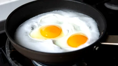 Ai rămas fără ulei? Cum poți face ouă prăjite cu un alt ingredient. Rețeta e genială și merită încercată