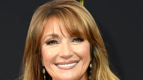 Cum arată Jane Seymour la 71 de ani. Își lipește bandă adezivă la gât pentru a masca trecerea anilor