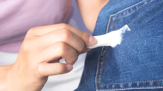 Cum să scapi ușor de guma de mestecat de pe haine sau din păr – fără stres și fără foarfecă