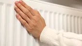 Ce prevede legea în cazul caloriferelor oprite pe timpul iernii din apartamentele nelocuite. Cum plătește cel care nu dă drumul la căldură