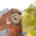 De ce se schimbă ora la 4:00 și nu la 3:00, în România. Ce se întâmplă, de fapt, cu ceasurile în noaptea de 25 octombrie