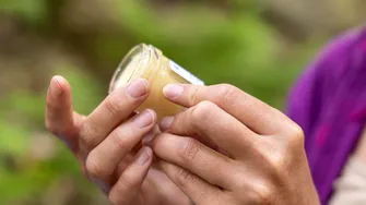 Leacul simplu al Maicii Varvara. Alifia tradițională pentru răni, zgârieturi și înțepături