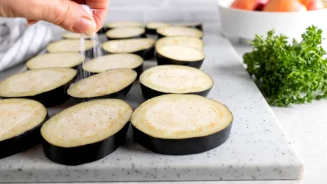 Trebuie sau nu să pui sare pe vinete înainte de gătire? Răspunsul specialiștilor