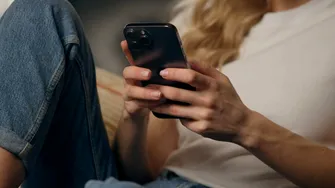 Persoanele care preferă mesajele în locul apelurilor telefonice nu evită comunicarea cu alți oameni! De ce se protejează