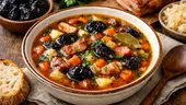 Ciorbă de prune uscate, o rețetă tradițională cu gust surprinzător. Ingredientele de care ai nevoie