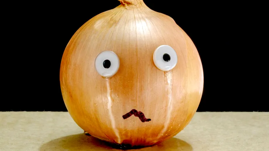 Ce să faci să nu mai plângi când tai ceapa. Cel mai simplu truc din bucătărie care te ferește de lăcrimare