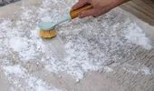 Cum să împrospătezi și să elimini mirosurile din covoare sau mochete folosind amidonul de porumb