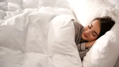 STUDIU: O plapumă mai grea ne ajută să dormim mai bine