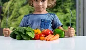 Ce le dăm copiilor să mănânce vara?