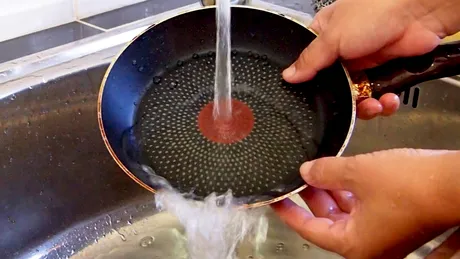 Când ar trebui să înlocuiești setul de tigăi, dacă e din teflon, ceramică, aluminiu sau cupru