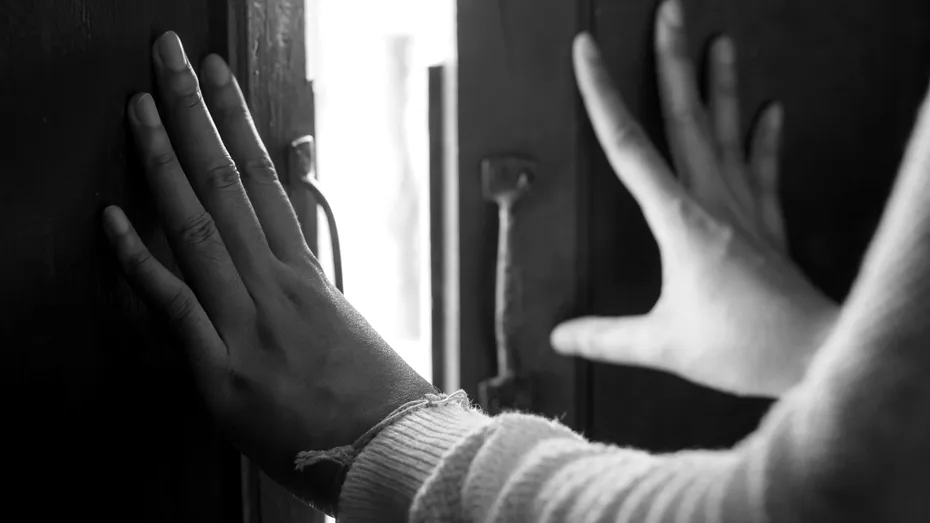 Un bărbat a cumpărat o casă cu o ușă secretă. Când a deschis-o, a încremenit de spaimă! Ce se afla în spatele acesteia