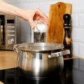 Ai pus prea multă sare în mâncare? Trucurile simple care te ajută să salvezi rapid preparatul