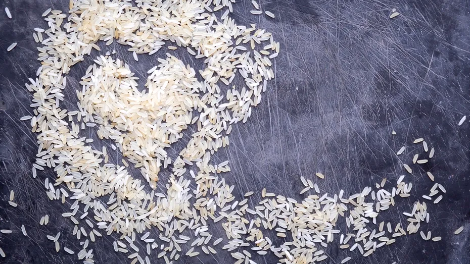 Trucul simplu cu orez pe care mulți nu-l cunosc – de ce să îl pui NEAPĂRAT în fața casei