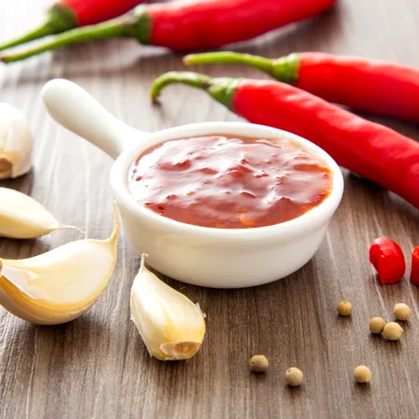 Sosul picant pe care nutriționiștii îl preferă în locul ketchupului. Are foarte puține calorii, dar ascunde un dezavantaj