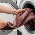 De ce nu e bine să speli prosoapele împreună cu hainele? Singura excepție permisă