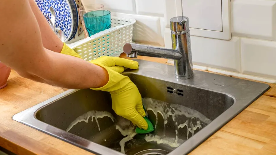 De ce își pierde strălucirea chiuveta din inox și cum o faci să arate ca nouă. Trucuri banale cu ingrediente din bucătărie