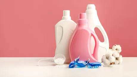 Pudră, lichid sau capsule? Ce detergent curăță cel mai bine și cum alegi varianta potrivită pentru hainele tale