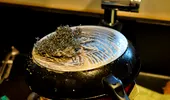 Cum cureți o tigaie din teflon arsă fără să o zgârii. Trucuri simple care îndepărtează murdăria fără să deterioreze stratul antiaderent