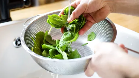 Cum se spală corect salata verde pentru a scăpa de pesticide. Trucul cu bicarbonat de sodiu