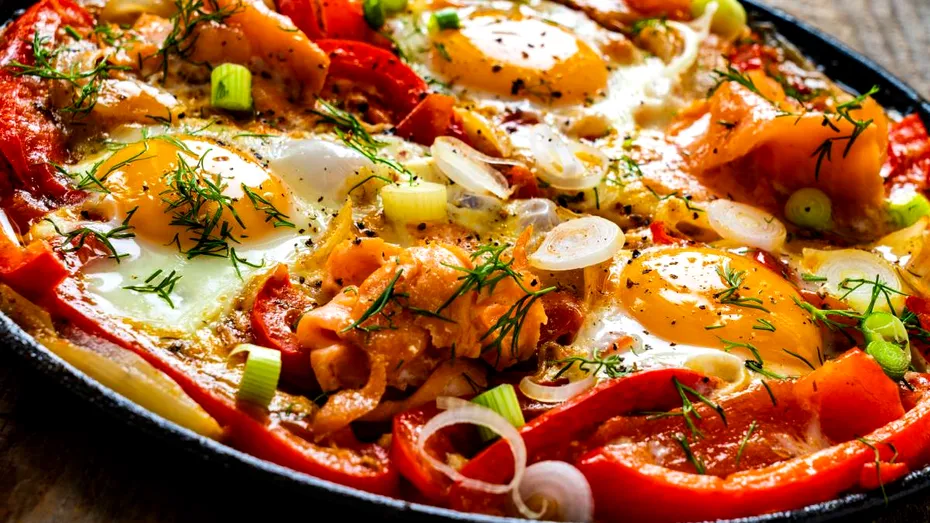 Shakshuka cu ouă și Cârnați Grătărescu Cris-Tim