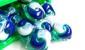 Cum cureți cuptorul cu o tabletă de mașină de spălat vase. Trucul simplu pentru grăsimea întărită