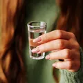 De ce e bine să pui vodcă în compartimentul mașinii de spălat. Trucul pentru haine proaspete după spălare