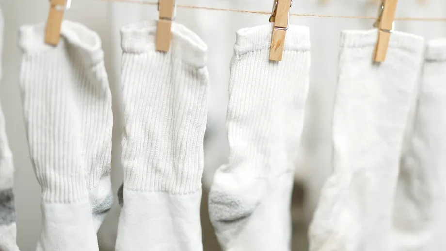 Cum să speli corect șosetele. Așa îți protejezi picioarele de ciuperci sau infecții