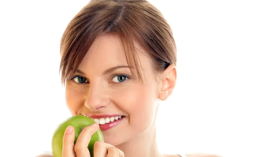 Fructe care albesc în mod natural dinţii