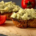 Ordinea corectă a ingredientelor pentru salata de vinete. Greșeala care poate strica total gustul