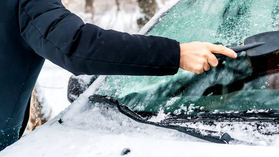 Șoferii trebuie să știe asta! Cele mai sigure și rapide metode de a scăpa de gheața de pe parbriz iarna