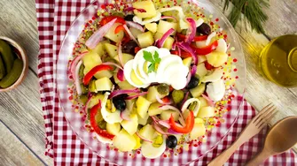 Condimentul pe care să nu-l adaugi în salata orientală! Va strica total gustul cartofilor