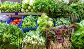 Piața Obor, „trufandaua” Europei. O jurnalistă străină laudă verdețurile de sezon din România: „Noi nu mai avem salată verde în Anglia”
