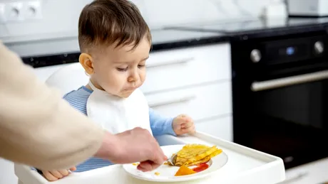 Diversificarea bebelușului: cele mai frecvente greșeli ale părinților care urmează sfaturi de pe internet