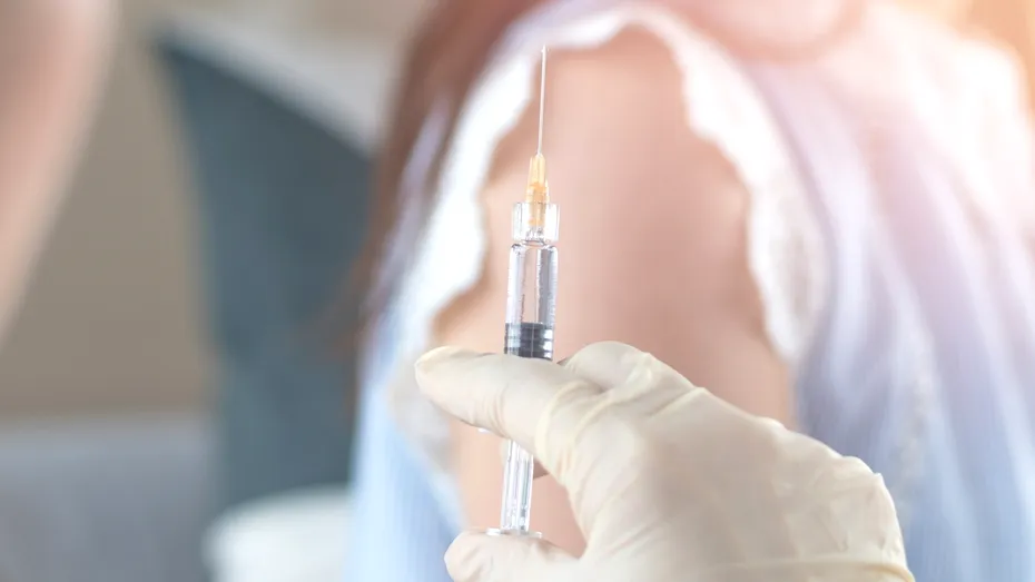 Începe vaccinarea gratuită împotriva HPV – virusul care cauzează cancer de col uterin