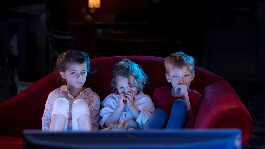 Cum vorbim cu copiii despre tragedii și știri înfricoșătoare. 4 lucruri simple pe care orice părinte este bine să le facă