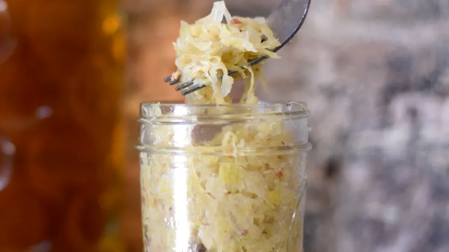 Varza murată: beneficii pentru creier şi tractul gastrointestinal