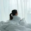 De ce lenjeria de pat capătă un miros neplăcut. Cauze ascunse și soluții simple pentru un dormitor mai proaspăt
