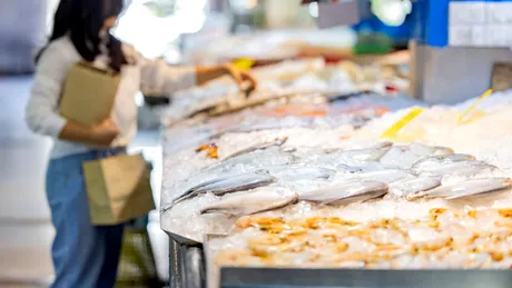 Pericolul ascuns din peștele congelat. Ce cumpără românii, de fapt?