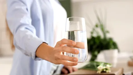 Mai multă apă, rezultate mai bune: cum crește aportul de apă eficiența dietei tale